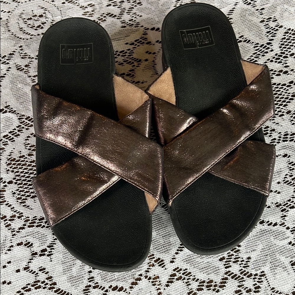 Fitflop cross slide sandals in metallic bronze size 8